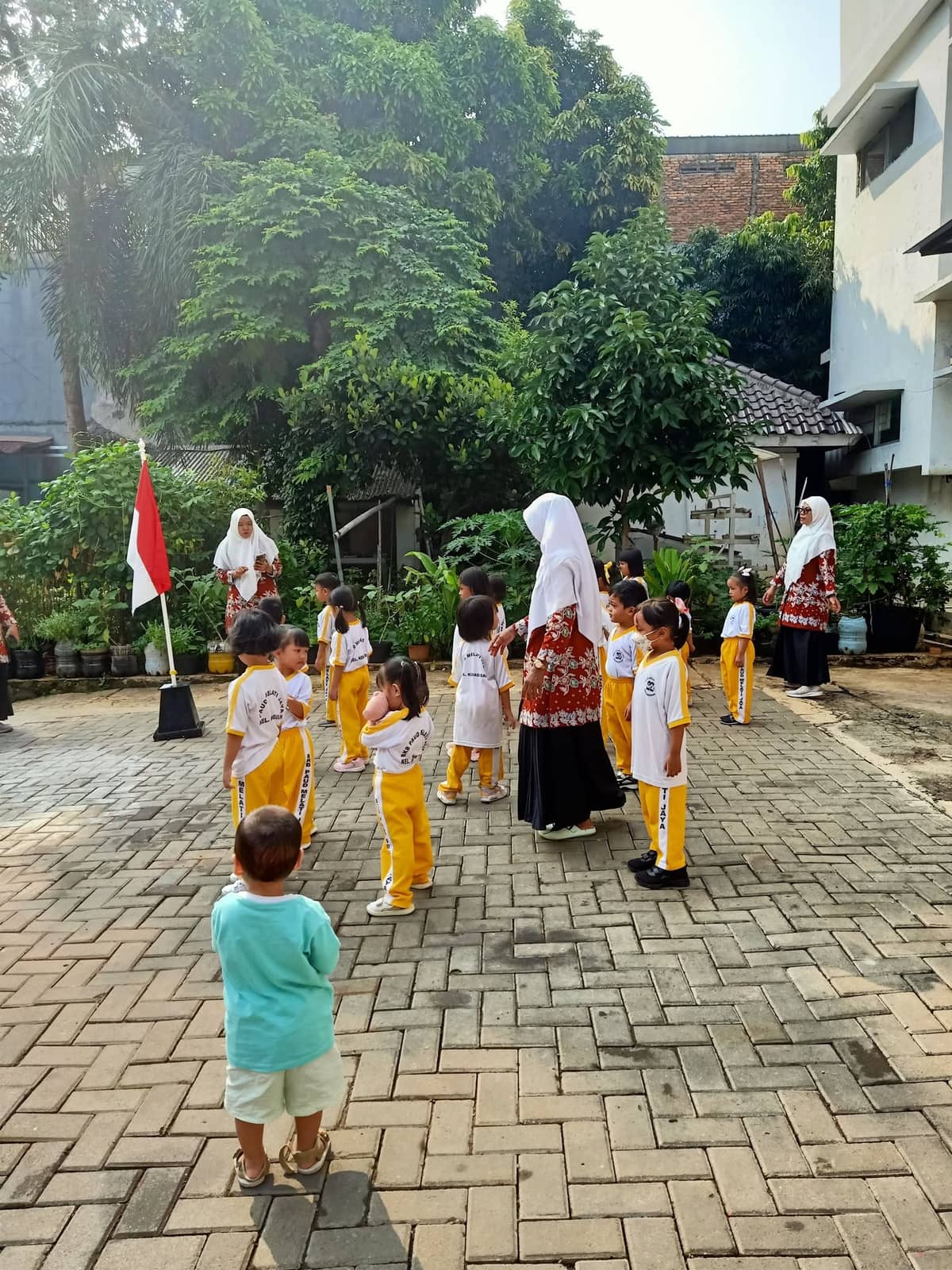 Kegiatan luar ruangan anak-anak di halaman sekolah